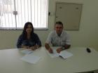 Regia Nascimento, da Microcamp, e o Sr. José Antonio A.Pacheco Jr. presidente da ACIC no momento da assinatura do convênio